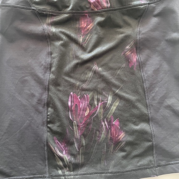 Lululemon yoga top with flower pattern (size 8) - Picture 2 of 4